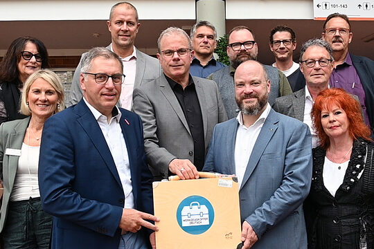 Vorstellung des Werkzeugkoffers Deutsch: HWK, Städteregion, Jobcenter und Unternehmer arbeiten bei diesem Pilotprojekt eng zusammen. 